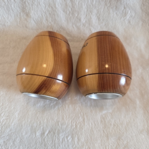 Vintage 2 Tone Wooden Barrel Salt And Pepper Shakers Collectible Logan Iowa - Picture 4 of 9